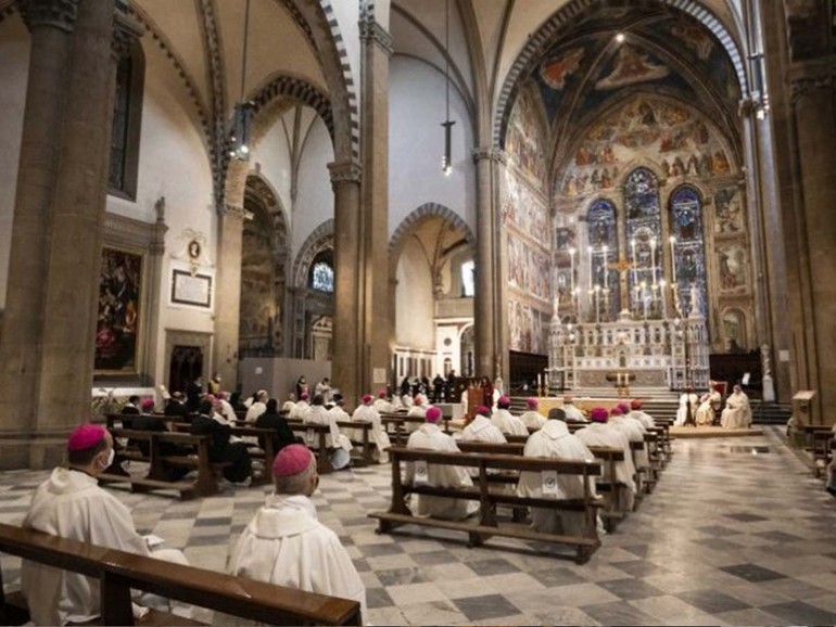 Ucraina: vescovi del Mediterraneo in preghiera silenziosa per la pace a Santa Maria Novella Ucraina: vescovi del Mediterraneo in preghiera silenziosa per la pace a Santa Maria Novella