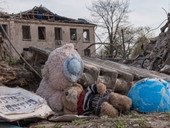 Ucraina. Vittime, impatto su sanità e istruzione, violenze: il tragico bilancio di un anno di conflitto