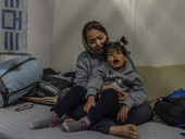 Un gruppo di amici "adotta" due famiglie nel campo profughi di Lesbo