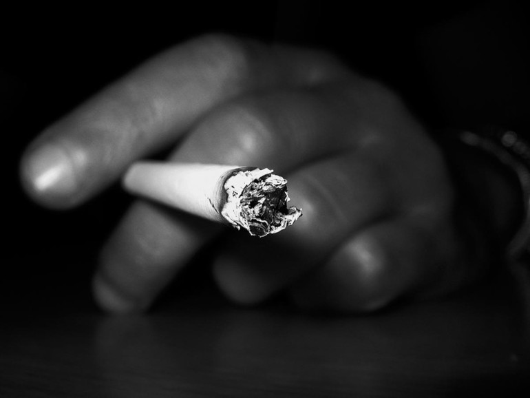 Un ragazzo su cinque fuma sigarette: "Acquisto troppo facile"