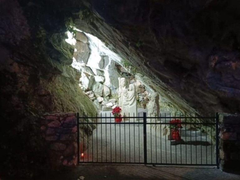 Una piccola Betlemme in una grotta carsica della Calabria