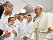 Unità pastorale di Gallio, l'abbraccio dei chierichetti con papa Francesco