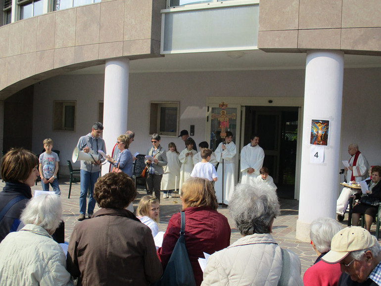Venerdì Santo. Via Crucis condivisa per San Camillo e Oic. La comunità insieme agli anziani di via Nazareth