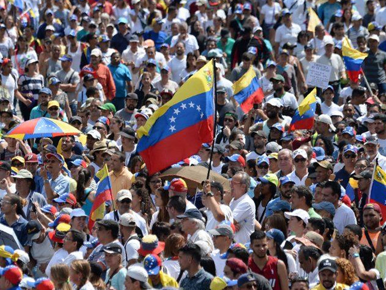 Venezuela, nuove manifestazioni. L’arcivescovo di Ciudad Bolívar, “Usciremo da questa situazione in modo pacifico”