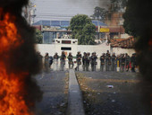Venezuela: repressione violenta e camion incendiati al confine. Vescovi: “Quello che è accaduto è un crimine che grida al cielo”