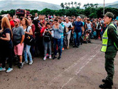Venezuela: si riaprono le frontiere, ricomincia l’esodo. L’impegno della Chiesa colombiana