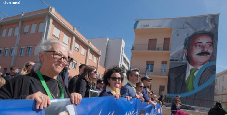 Vittime innocenti della mafia. La carica dei 50mila a Trapani. Don Ciotti: “L’80% dei familiari senza verità e giustizia”