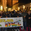 Alla partenza da piazza Chilesotti, anche lo striscione che accompagna le marce della pace vicariali da più di dieci anni