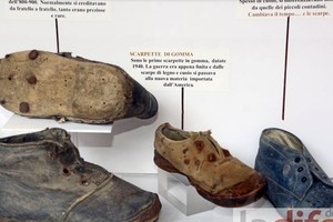 Le scarpe bambine che chiudono la mostra