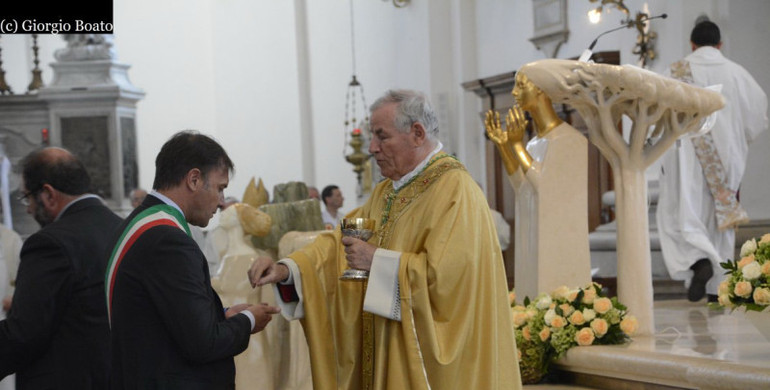 Il sindaco Bitonci riceve l'eucaristia dalle mani del vescovo