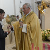 Il sindaco Bitonci riceve l'eucaristia dalle mani del vescovo