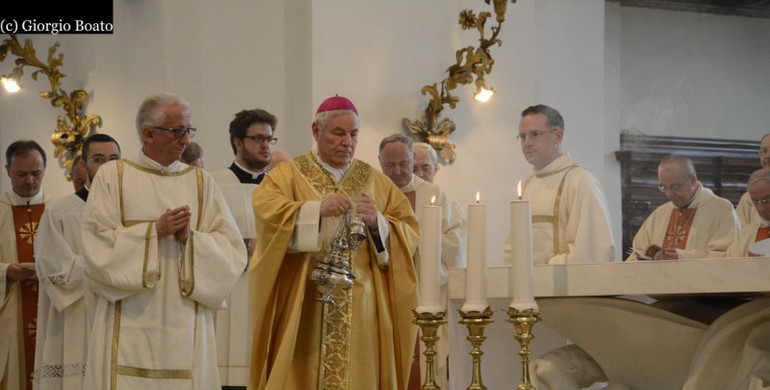 Il vescovo incensa l'altare