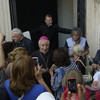 Il vescovo si è fermato a lungo in piazza a salutare tutti coloro che hanno voluto rivolgersi a lui