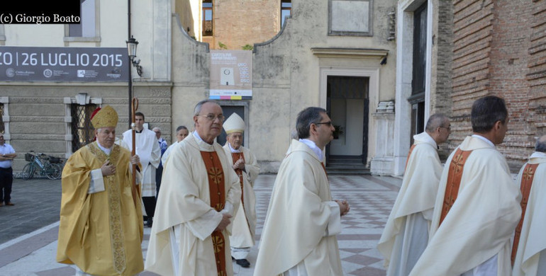 L'ingresso in cattedrale del padre vescovo