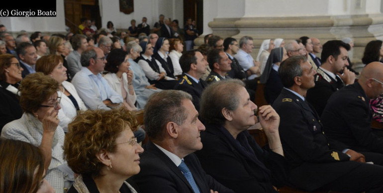 L'onorevole Margherita Miotto, il senatore Giorgio Santni con la moglie e l'onorevole Jessica Rostellato assistono alla concelebrazione