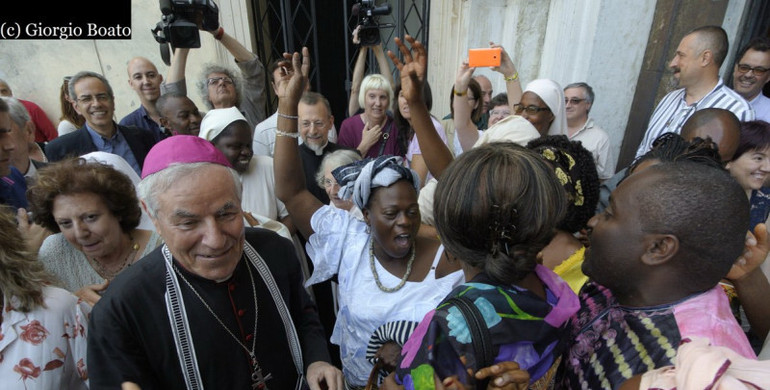 La comunità africana ha regalato al vescovo un kit per la sua nuova missione in Etiopia a Robe