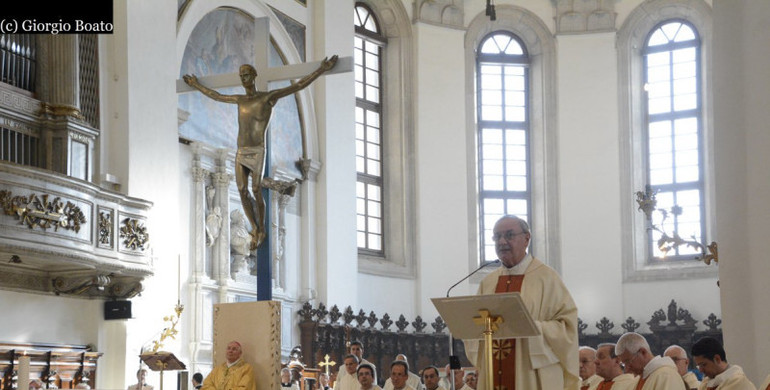 Mons. Paolo Doni, vicario generale, saluta il vescovo a nome della diocesi