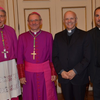 Foto ricordo con il vescovo di Mantova, Roberto Busti, e il segretario della Cei Nunzio Galantino.