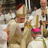 Il nuovo vescovo riceve la mitra