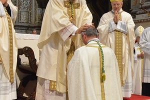 Il vescovo Busti impone le mani su don Claudio