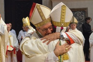 L'abbraccio con il vescovo Roberto