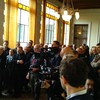 Fedeli e giornalisti assiepati nella veranda della curia di Padova per l'annuncio