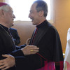 Il saluto con mons. Mattiazzo, il vescovo con cui don Renato Marangoni ha collaborato per quasi dieci anni come vicario per la pastorale
