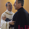 Il saluto tra i due compagni di classe al maggiore e ora vescovi: don Renato e mons. Giampiero Gloder, di Gallio, rettore dell'Accademia pontificia