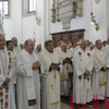 In prima fila i sacerdoti compagni di classe di don Renato: tra gli altri, don Franco Marin, don Alfredo Neri, don Enrico Piccolo...