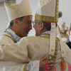 L'abbraccio intenso con il vescovo Cipolla