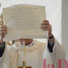 Viene proclamata la bolla con cui papa Francesco nomina don Renato Marangoni vescovo della chiesa che è in Belluno-Feltre
