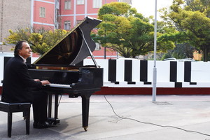 All'inaugurazione di domenica 13 ottobre c'era anche il pianista fuori posto, Paolo Zanarella