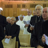 Il papa assiste tra vescovi e cardinali