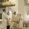 Inizia la processione con il Santissimo sacramento