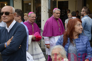 Don Claudio tra la gente con il vescovo Roberto Busti verso la rotonda di San Lorenzo da cui è partita la processione di inizio celebrazione