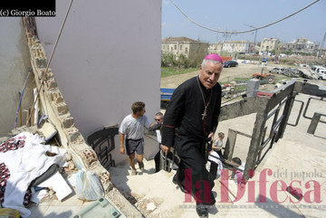 Mons. Mattiazzo tra le macerie delle abitazioni colpite dal tornado