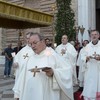 I sacerdoti escono sul sagrato. Si riconoscono don Stefano Margola, parroco di Sant'Agostino di Albignasego, e don Luca Fanton, parroco al Torresino