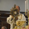 Il diacono prepara il Santissimo nell'ostensorio per la processione