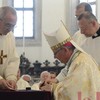 Il vescovo pone la sua firma sull'atto costitutivo della Fondazione Nervo-Pasini di cui faranno parte le Cucine popolari