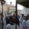 La processione lascia piazza Duomo