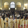 Il vescovo con i sacerdoti concelebranti