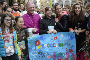 Anche Valdobbiadene vuole la sua foto, con il vescovo e don Stefano Manzardo, assistente diocesano dell'Acr