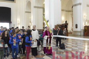 Nella Cattedrale, tutta libera dai banchi, inizia l'invasione pacifica degli oltre 5 mila 