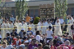 La processione iniziale con i numerosi sacerdoti presenti