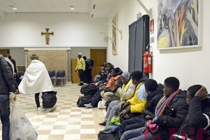 Al termine della nottata i profughi hanno rimesso in ordine tutta la chiesa
