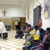 Al termine della nottata i profughi hanno rimesso in ordine tutta la chiesa