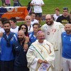 Il vescovo Claudio insieme a don Federico Fabris tra la Nazionale amputati dopo la celebrazione della messa