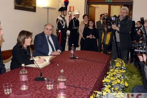 Di fronte ai giornalisti