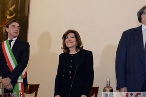 La neopresidente del Senato con il sindaco e il prefetto