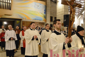 L'ingresso in chiesa accompagnato dai canti del coro di Villatora